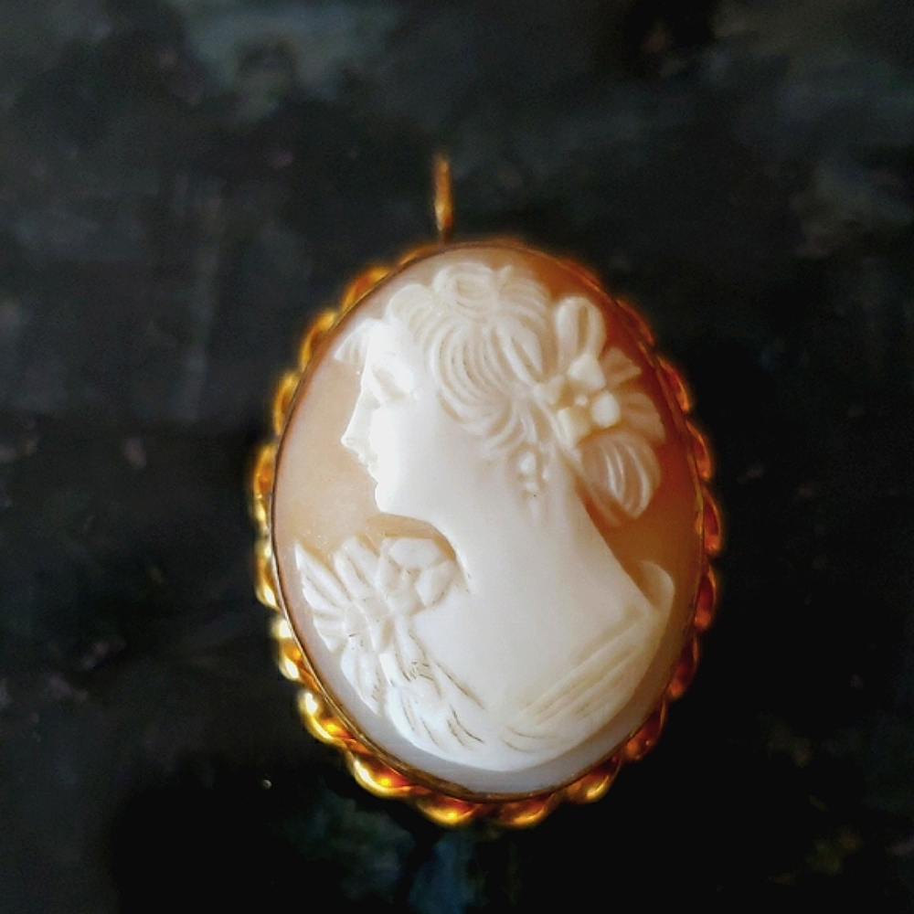 Elegant 12k GF Cream Cameo Pendant Vintage